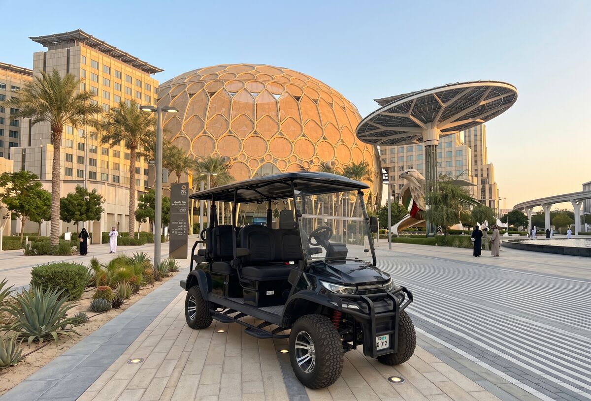 R21 passenger buggy at Al Wasl Plaza